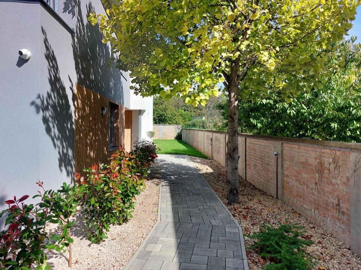 Linden Apartman 107 Glamour (Adults Only) Mosonmagyarovar Exterior photo